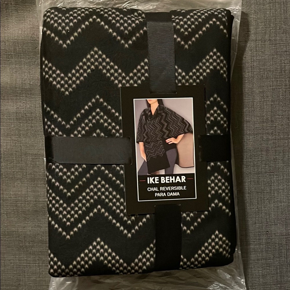 New With Tags Ike Behar Reversible Wrap In Black And White